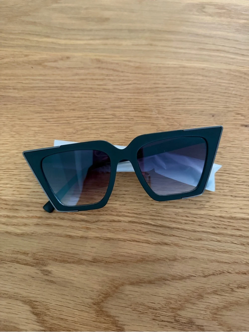 NWT TOPFOXX CEO black cat-eye sunglasses